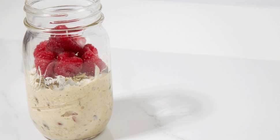 vegan breakfast muesili in mason jar 