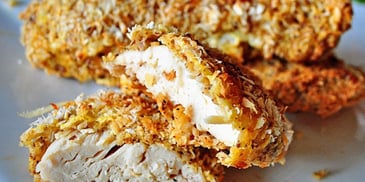 Keto-Kokosnoot-Cashew-gebakken-Chicke, doormidden gesneden en op een wit oppervlak gelegd