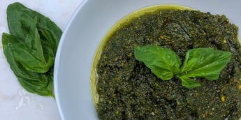 Trifecta Klassiek Pesto Saus Recept geserveerd op een witte schaal overgoten met verse basilicum