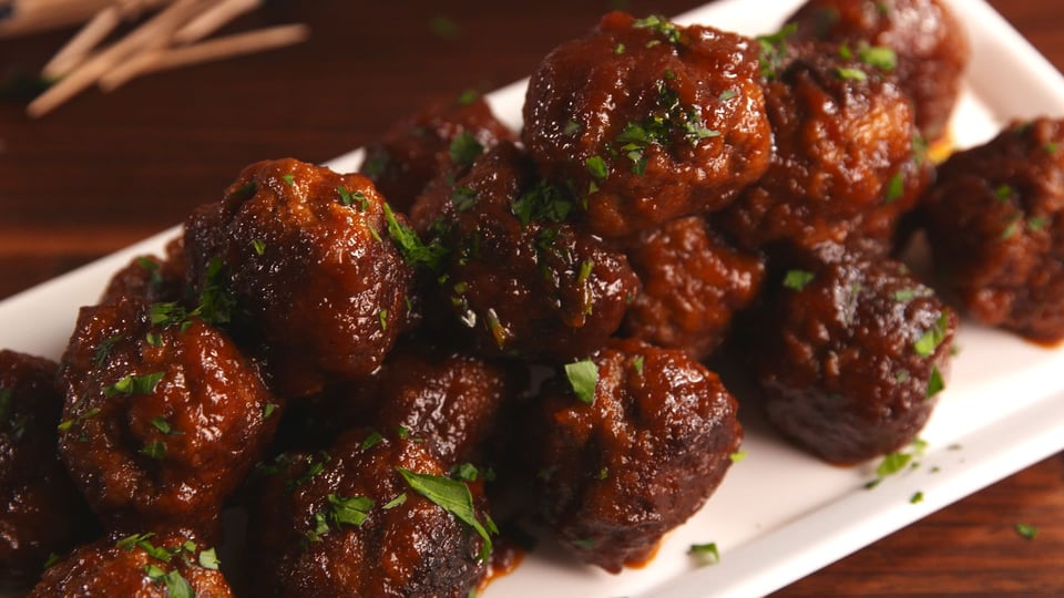 Chicken meatballs with a low-calorie barbecue sauce