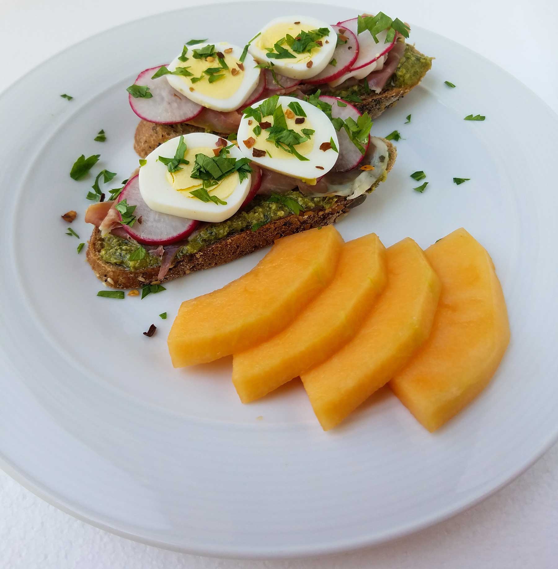 Simple & Tasty Pesto Egg Sandwich