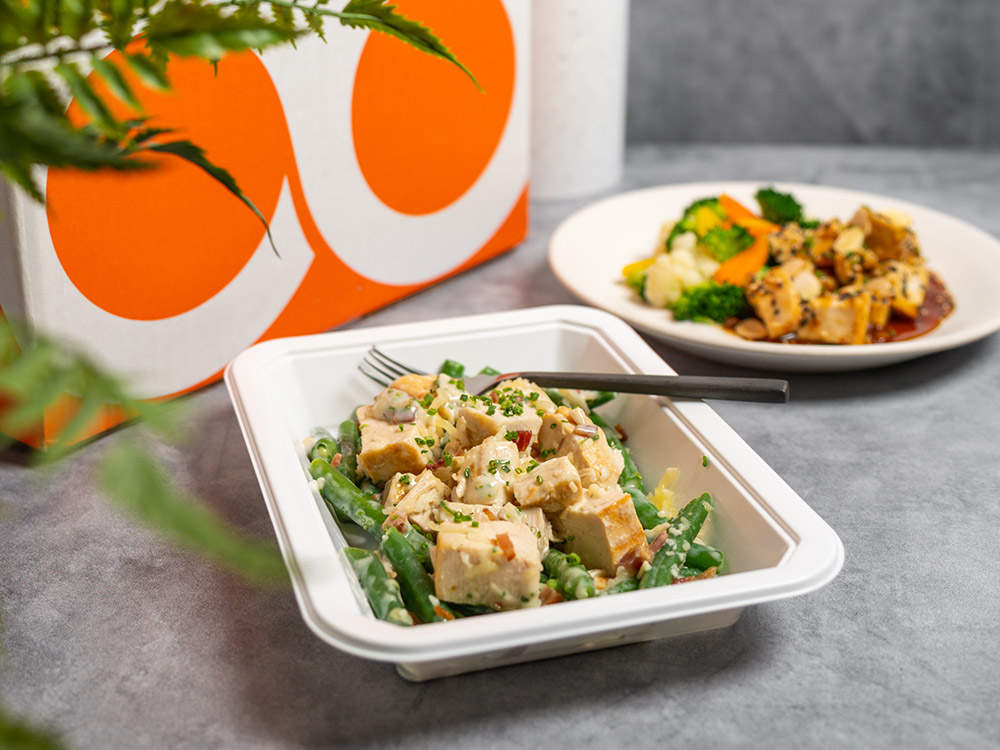 trifecta-box-tray-and-plate-with-food