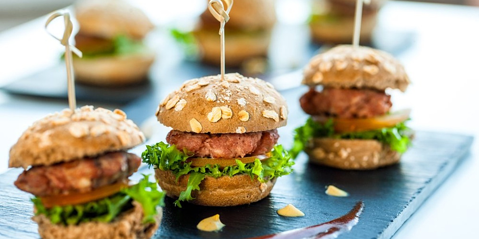 blog-healthy-superbowl-snacks-recipes-gameday-football-mini-burger-sliders-on-tray