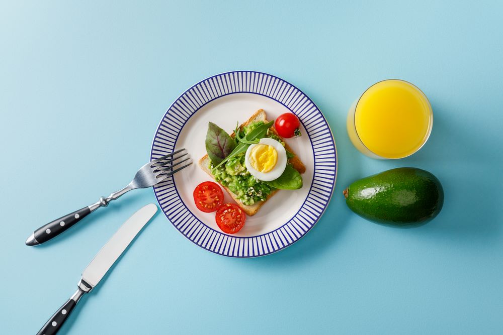 is-starvation-mode-real-weight-loss-low-calorie-diets-healthy-food-plate