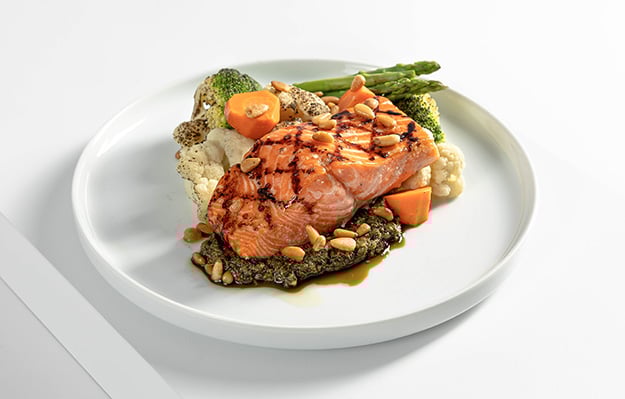 keto-meal-delivery-sustainable-salmon-with-pesto-plated