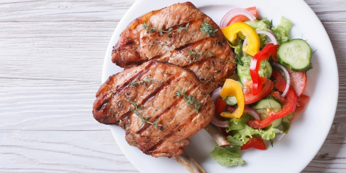 low-carb-meal-on-plate-with-grilled-pork-chops-low-carb-veggie-pepper-salad